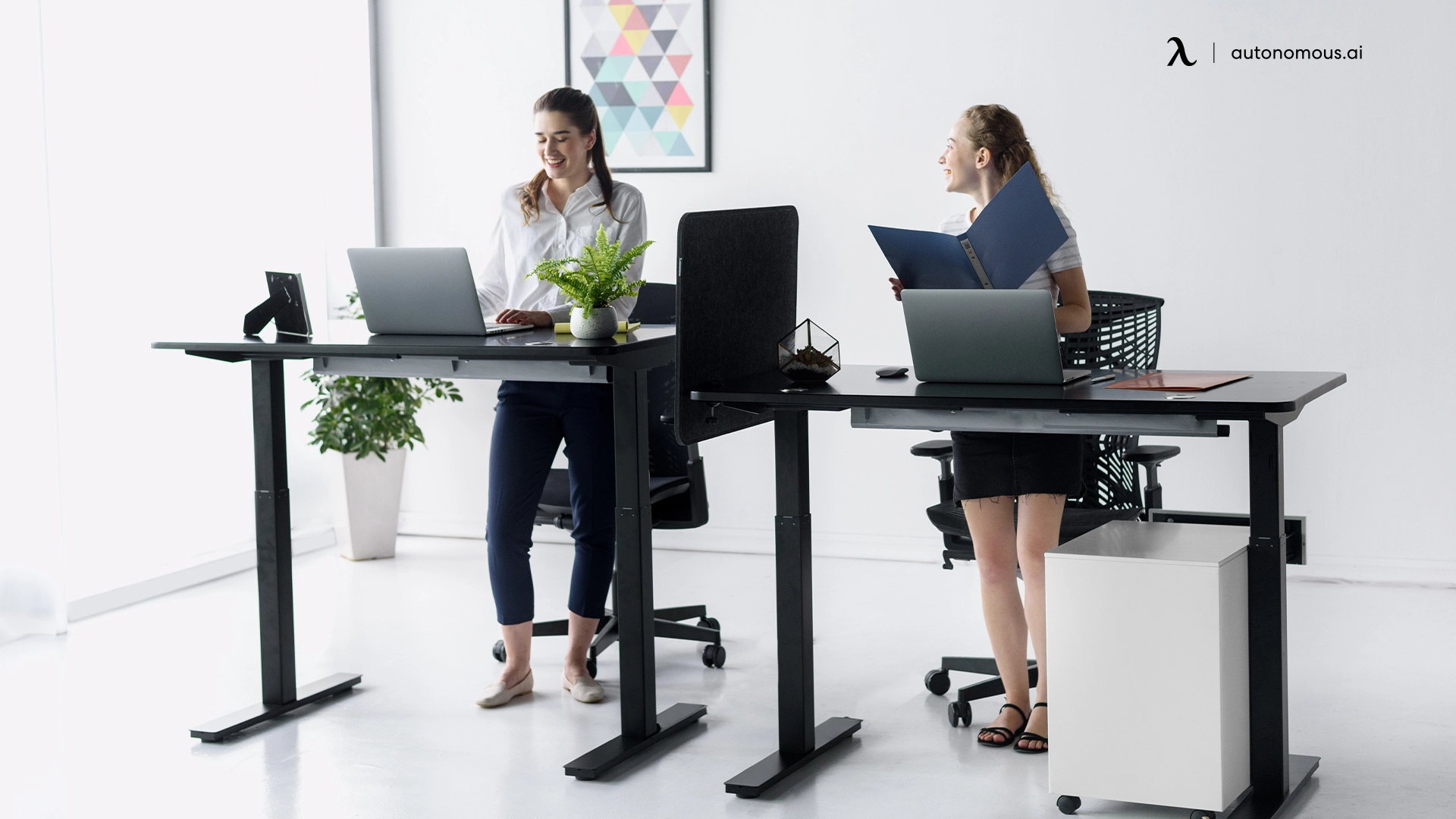The Benefits of an Executive Standing Desk in a Professional Setting