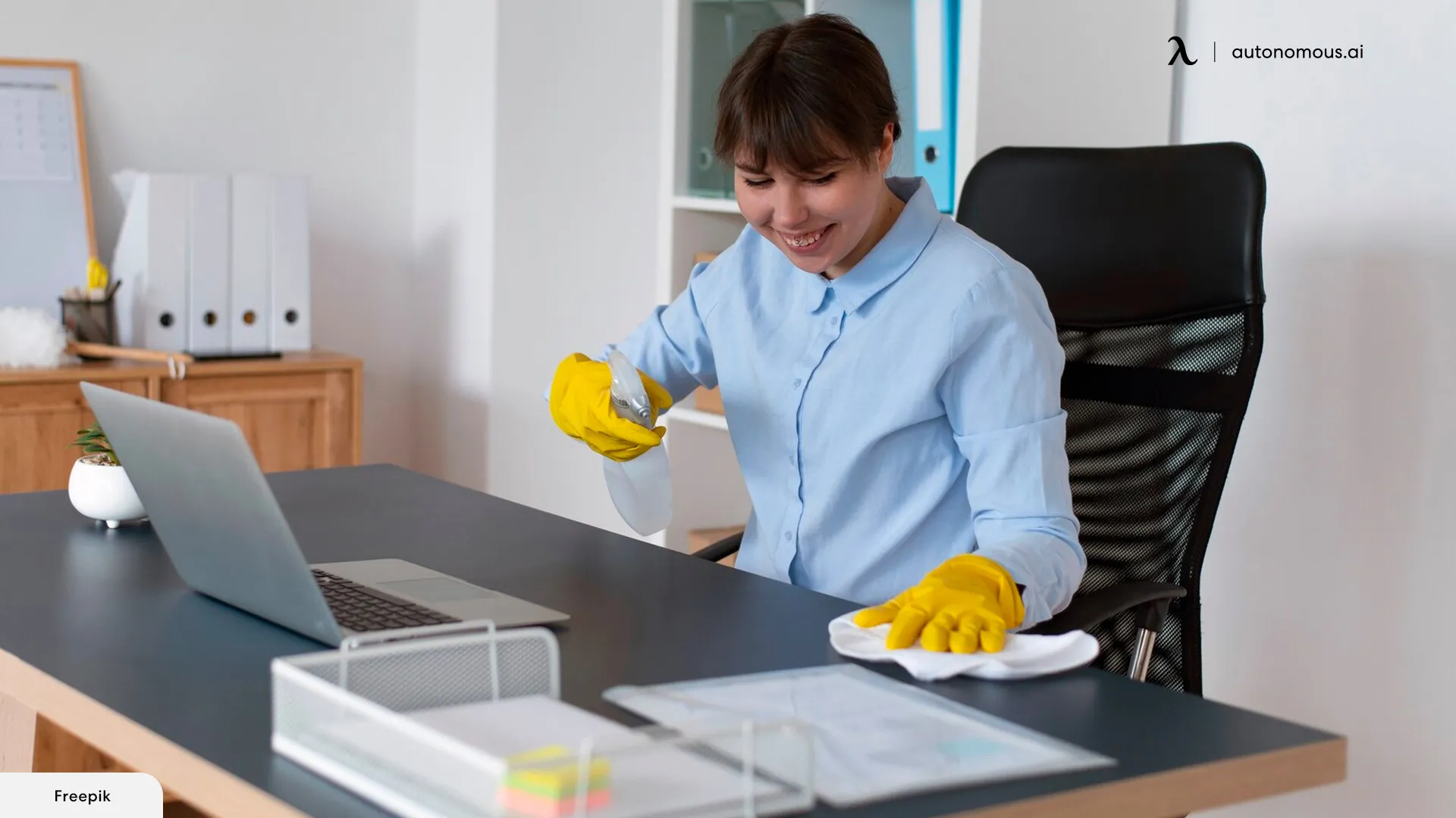 Clean the Office Secretary Desk the Right Way