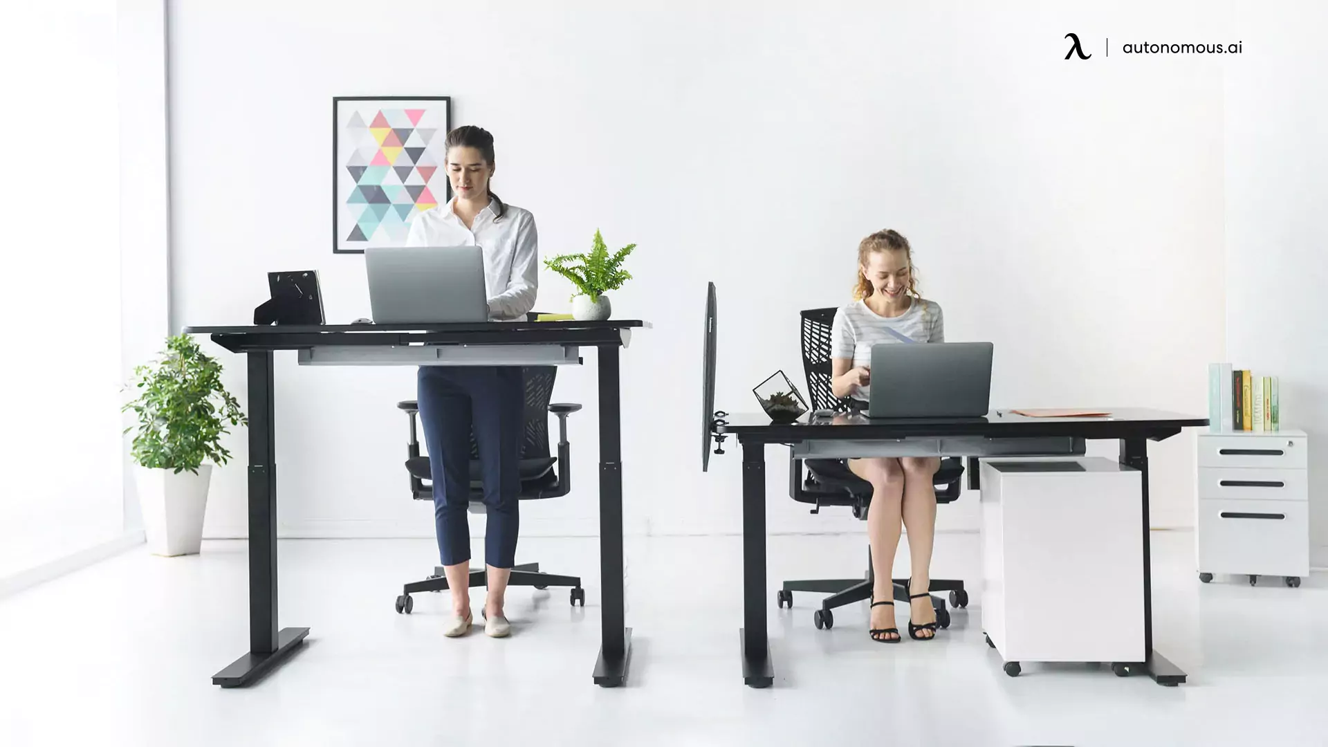 How to Choose Suitable Standing Desks for the Receptionist Role?