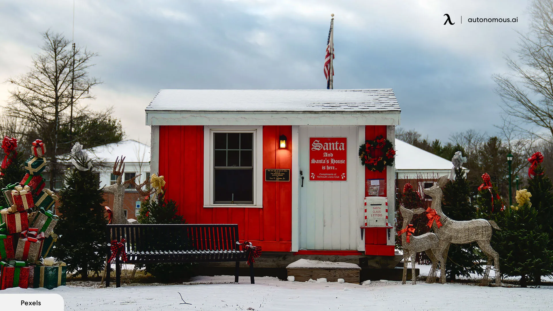 10 Creative Christmas Shed Decorating Ideas