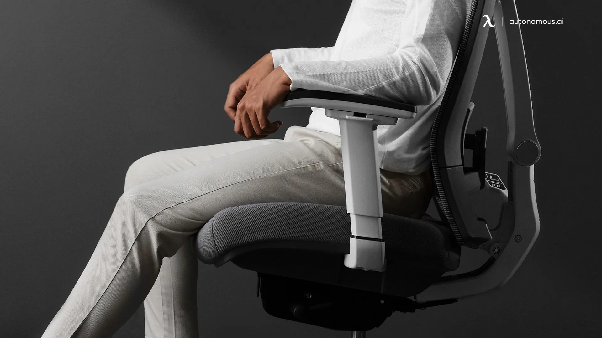 Differences Between Adjustable and Fixed Rolling Office Chairs