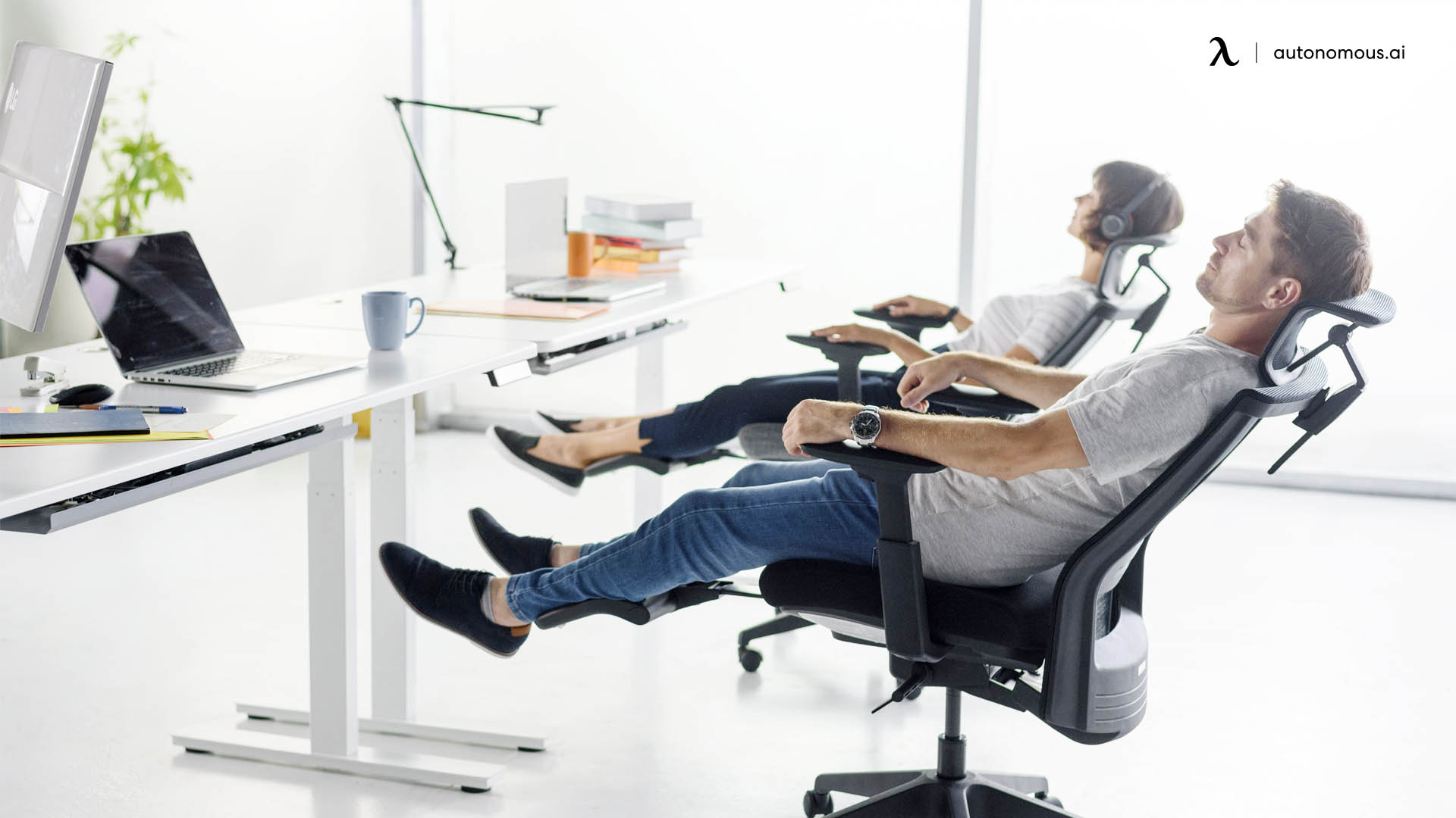 How to Elevate Your Legs While Sitting at a Desk