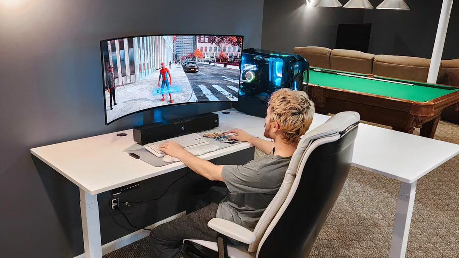 I'm already loving having the extra space, especially now that we have such a big space to work with. The desk is super sturdy and holds my PC and the LG monitor with ease, and having the ability to stand and work at any time is very convenient as always.