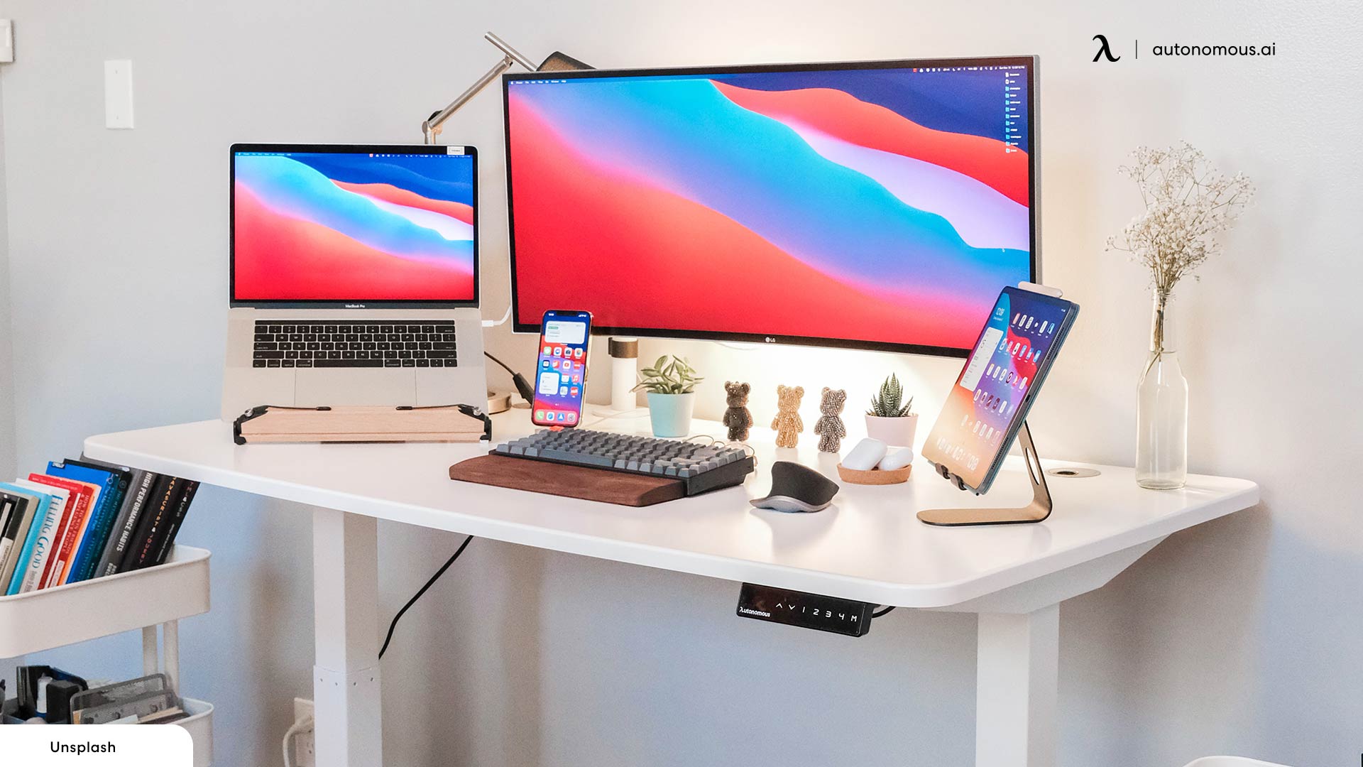 A height-adjustable desk allows you to alternate between sitting and standing