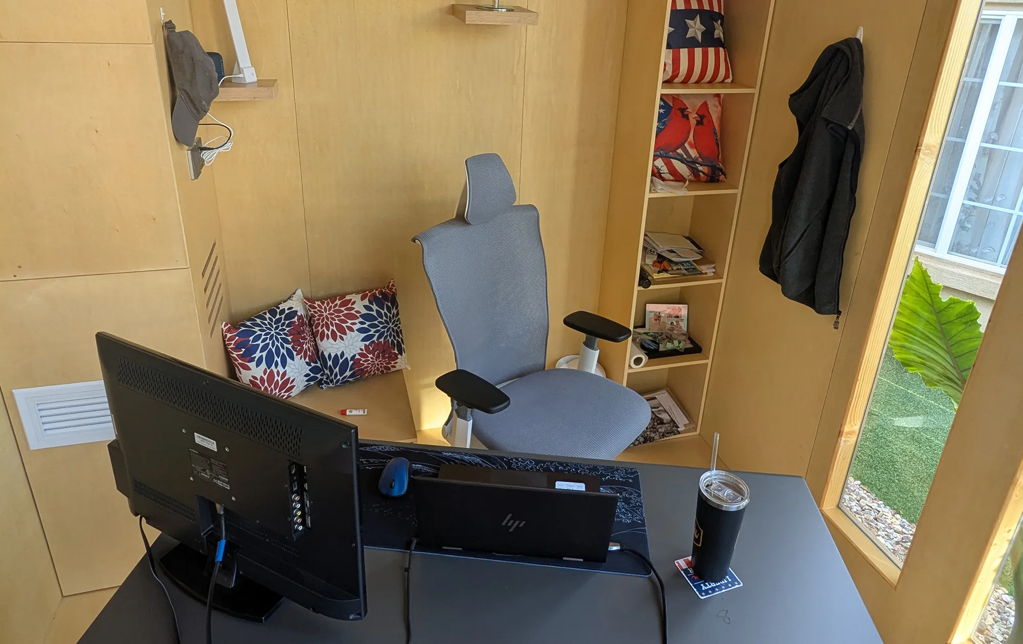Autonomous SmartDesk 5 | Standing desk, reinvented.