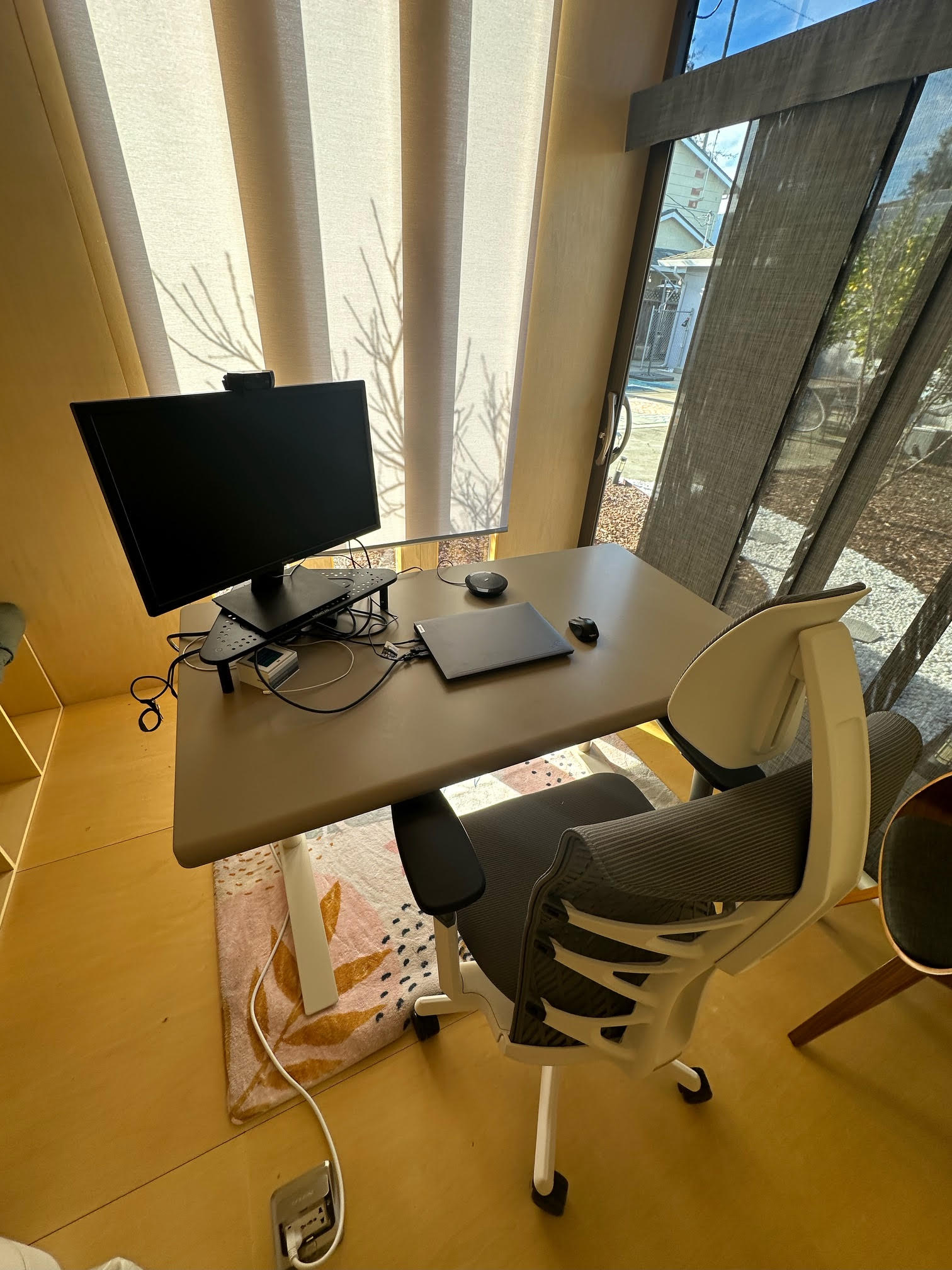 Autonomous SmartDesk 5 | Standing desk, reinvented.