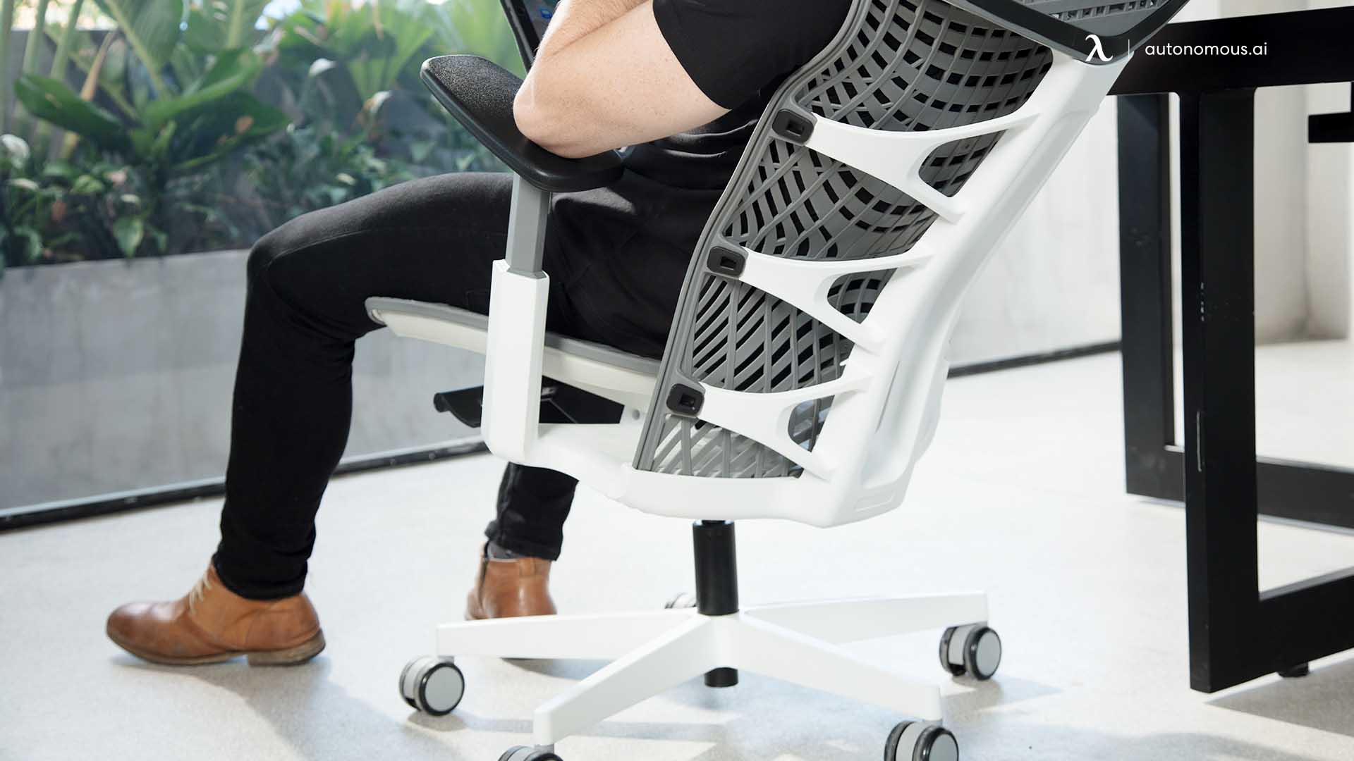 Top 5 Low Profile Desk Chairs for Comfort and Space Efficiency