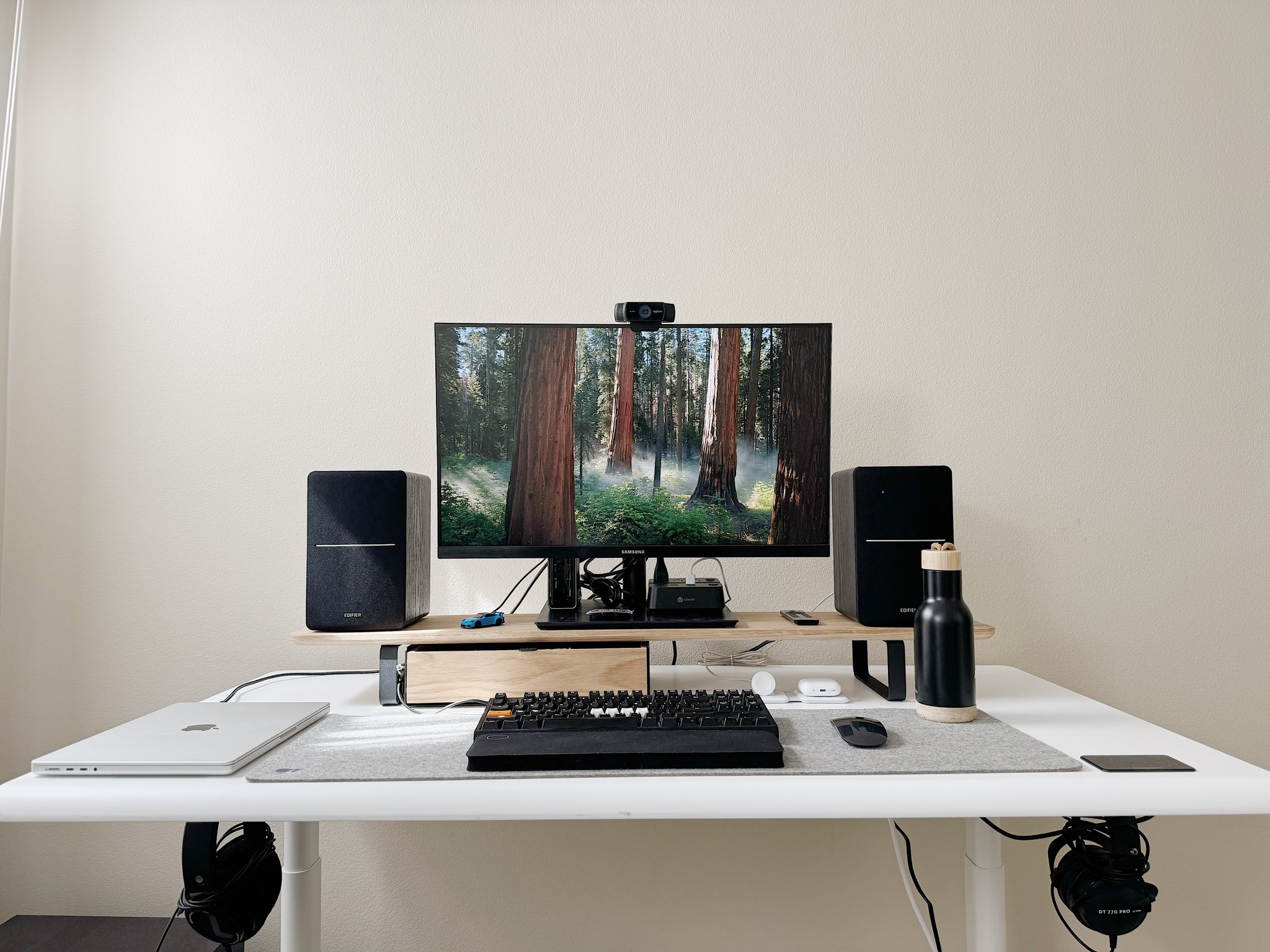 Autonomous SmartDesk 5 | Standing desk, reinvented.