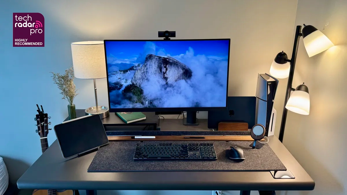 4.5 out of 5 stars. One of the best standing desks I’ve tested — the Autonomous Desk Pro is “an art piece as much as a workspace,” an excellent space for serious work. It’s a sleek, feature‑packed standing desk available in three modern colorways that blends minimalist design with practical functionality.