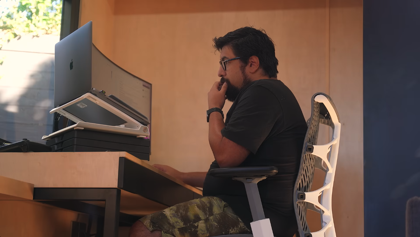Jaime turned his yard into a work & gaming studio