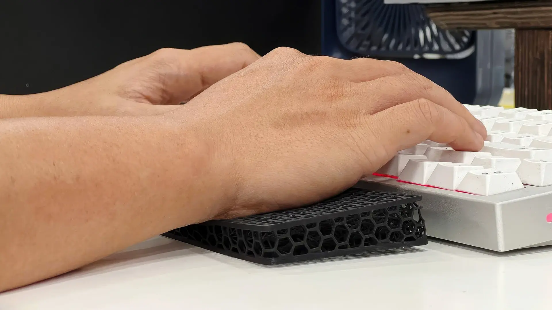 Hexagon lattice keyboard rest