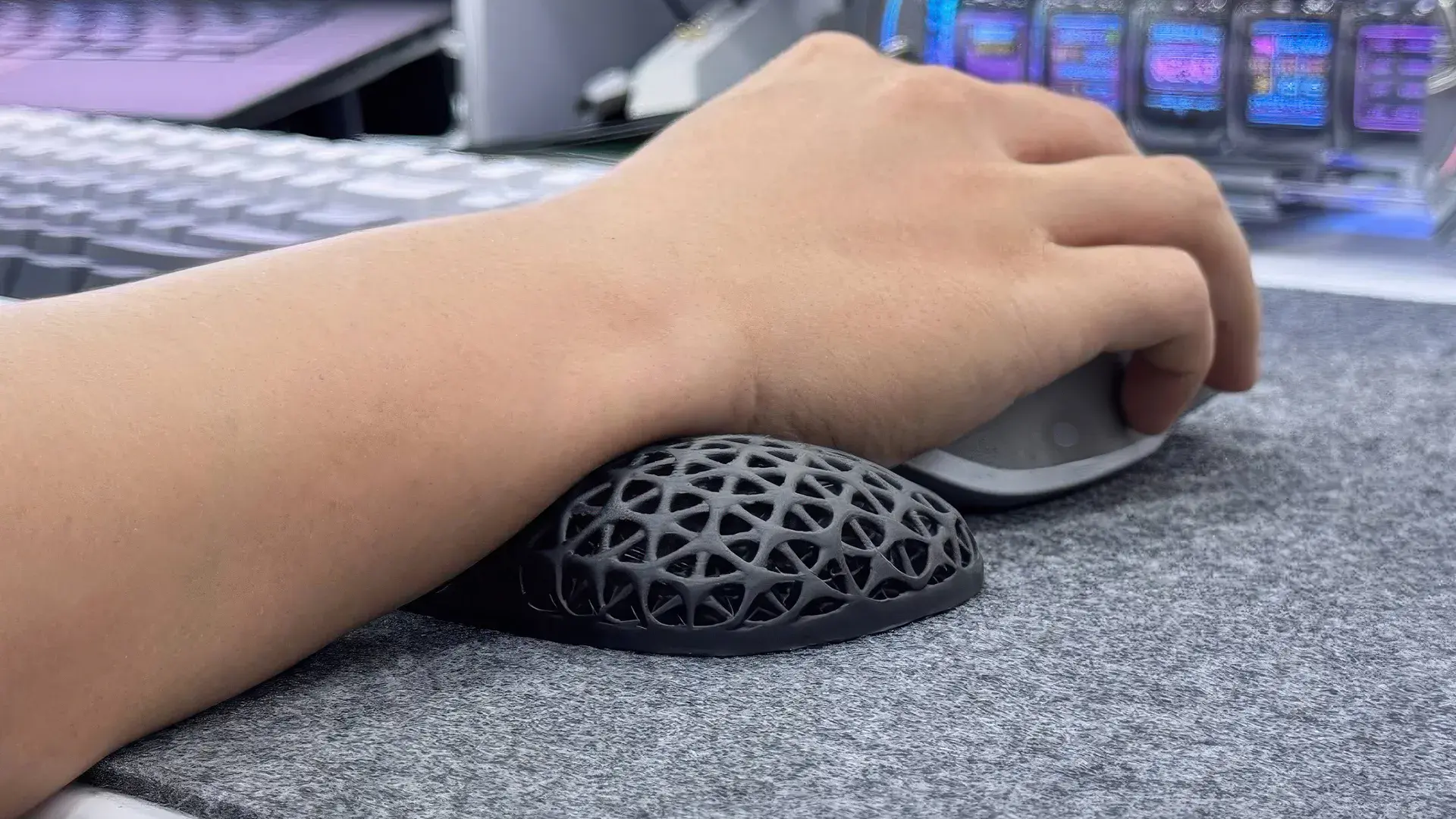 Triangle lattice wrist rest