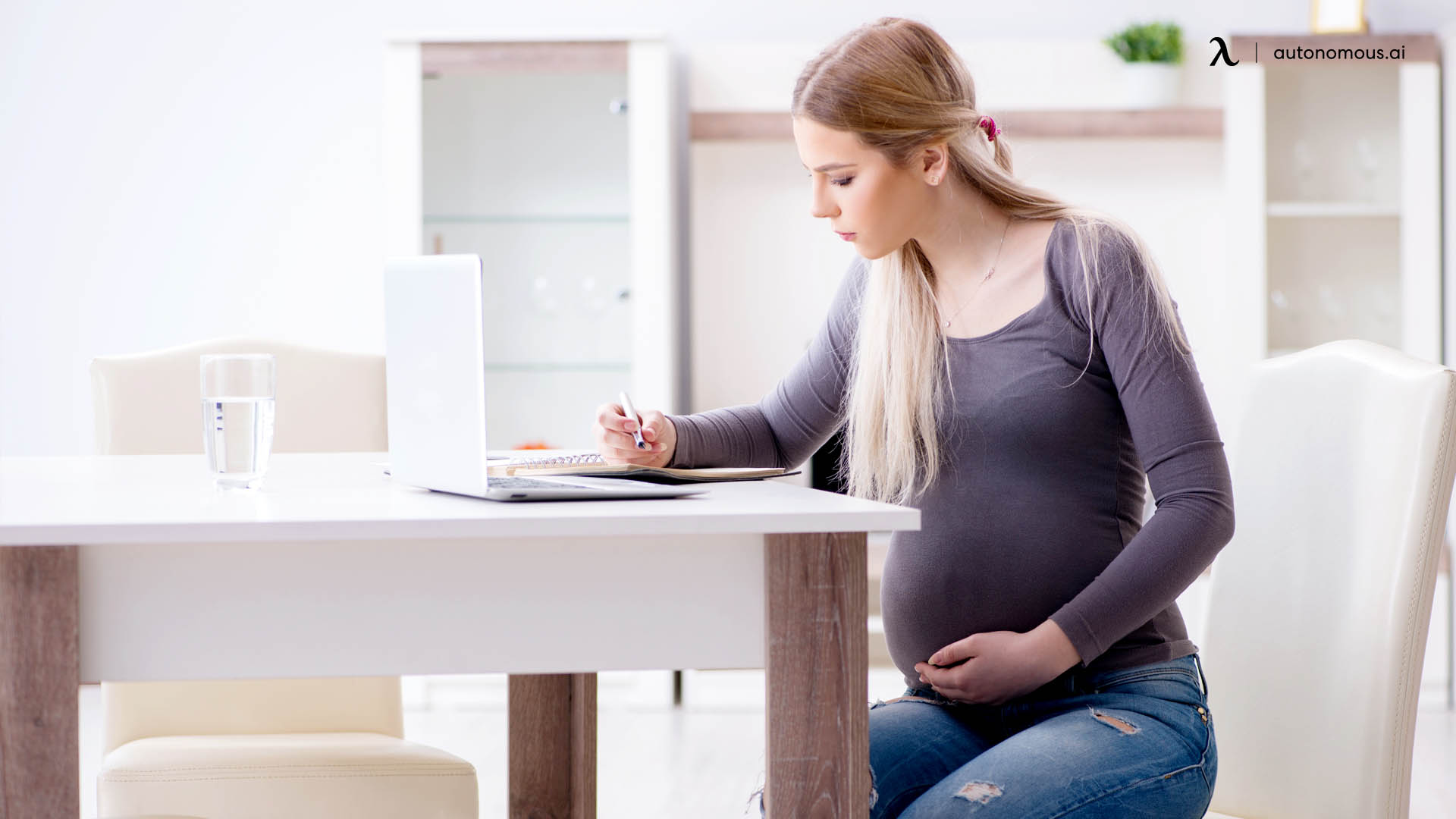 What Is the Correct Sitting Position You Should Take During Pregnancy?