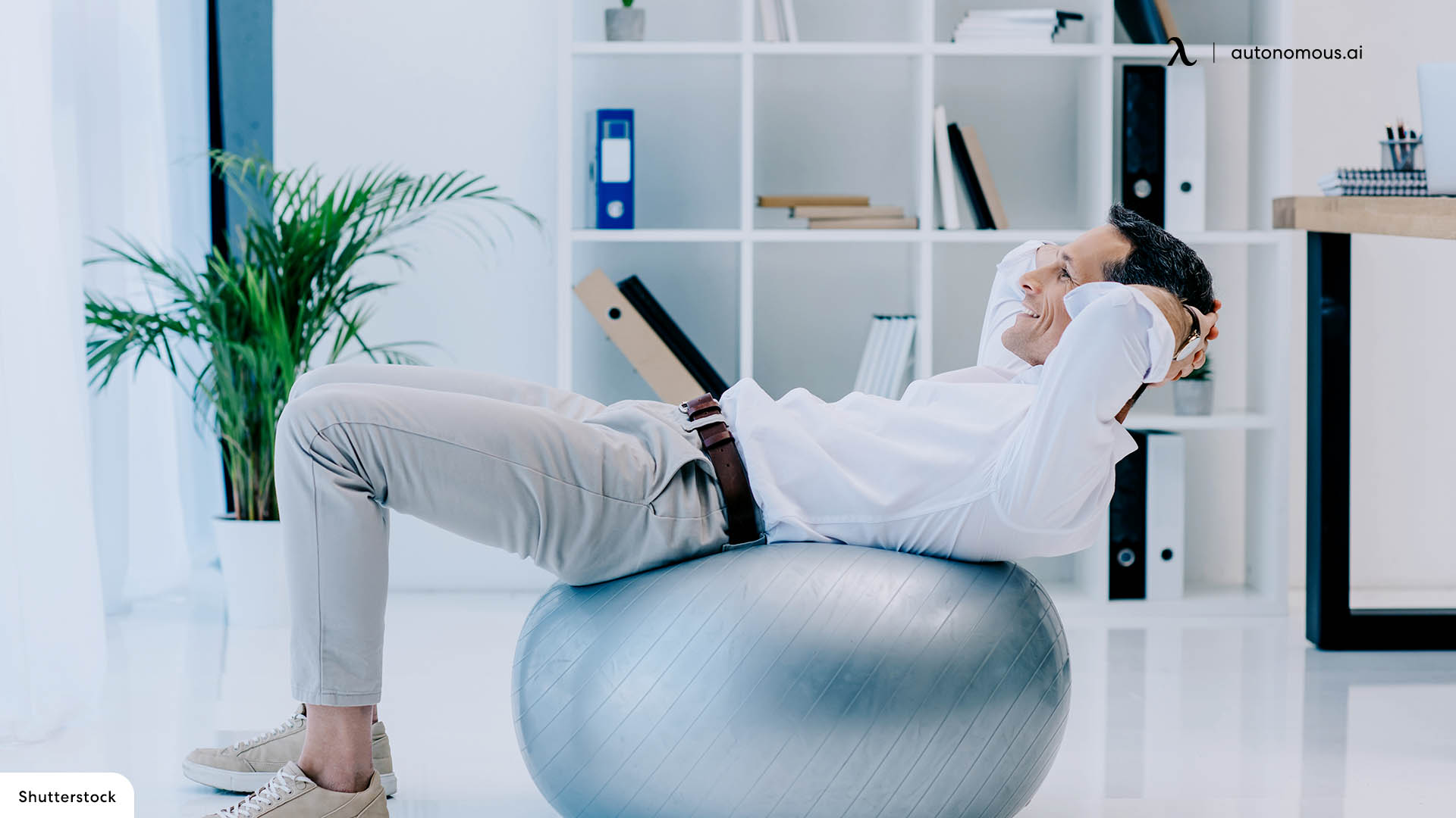 https://cdn.autonomous.ai/static/upload/images/common/upload/20211015/Pros-and-Cons-of-Sitting-on-a-Ball-Office-Chair-at-work_35dd9d8df4a.jpg