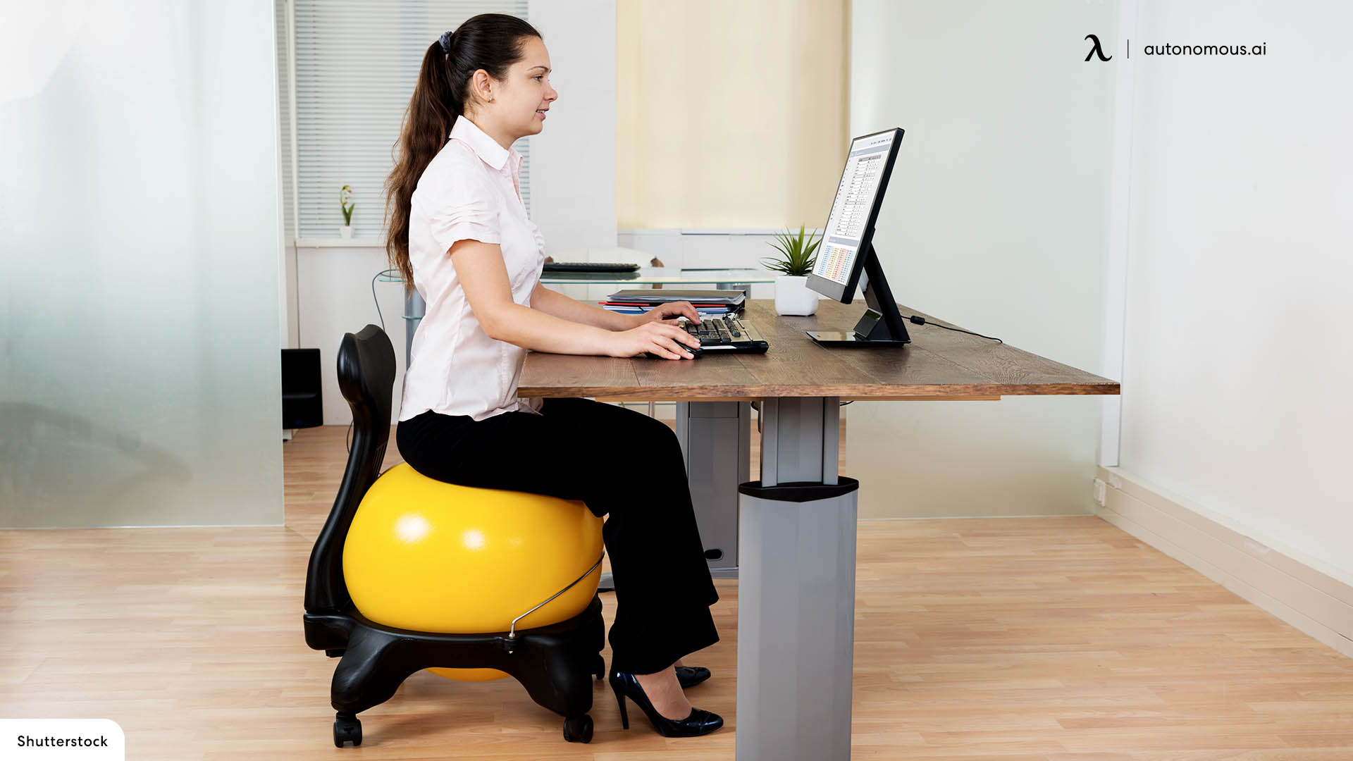 5 Benefits of Sitting on an Exercise Ball at Work