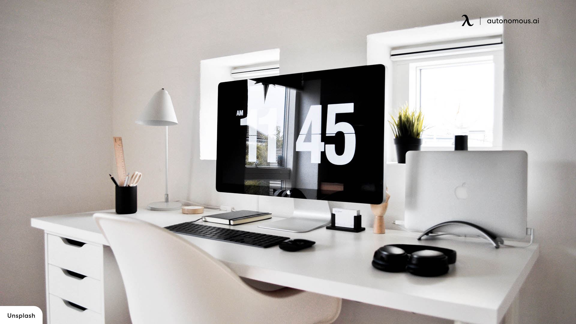 High contrasts black and white home office