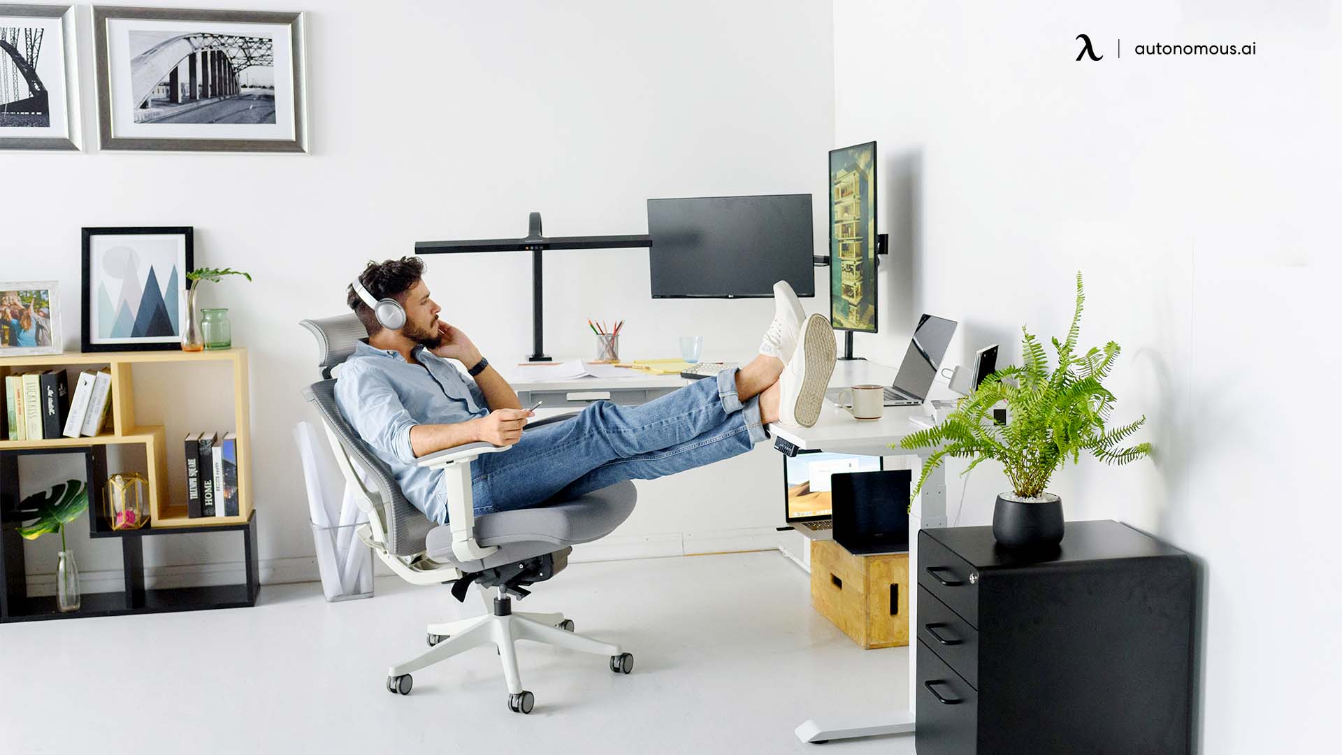 Ergonomic Support of L-shaped desk for a home office
