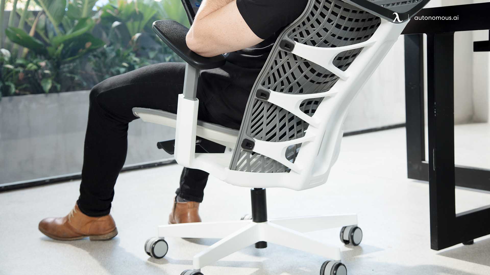 Mobility of computer chair with wheels