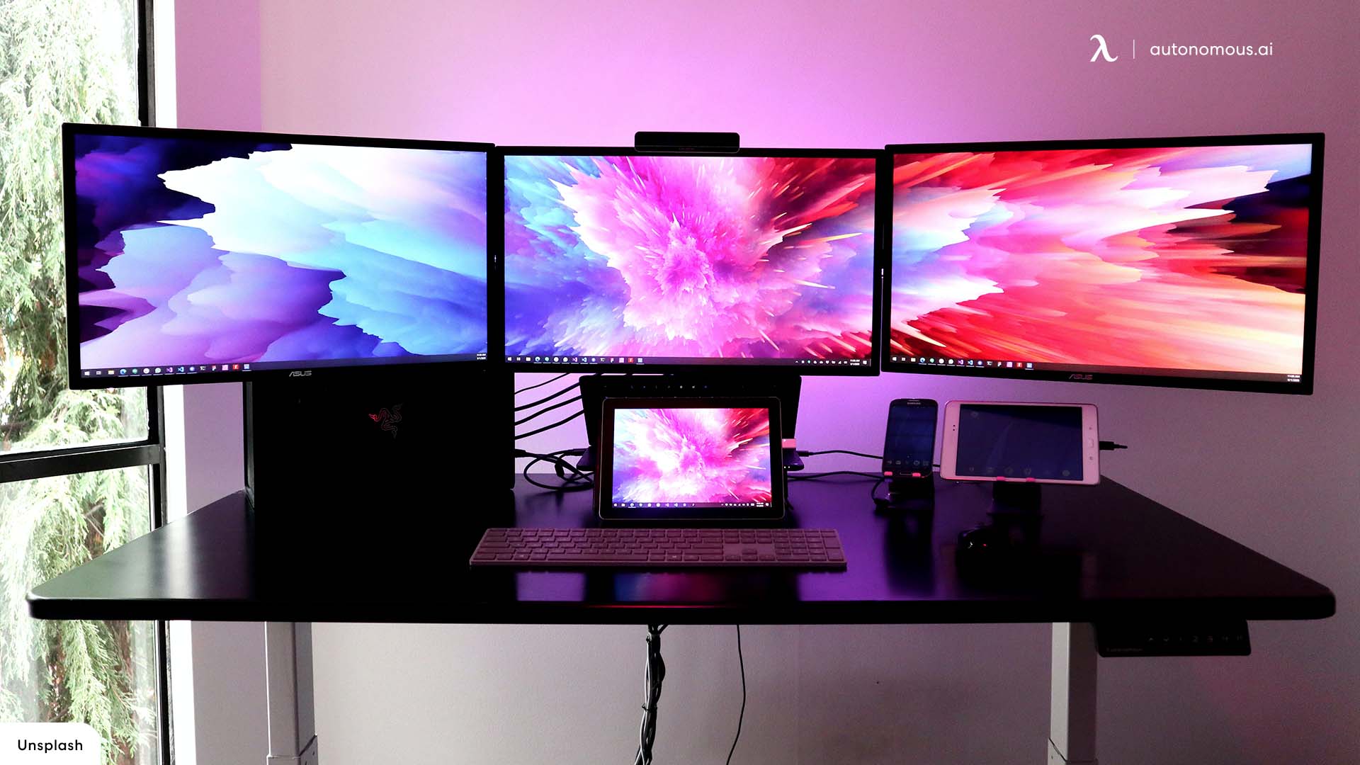 Multi-monitor desk