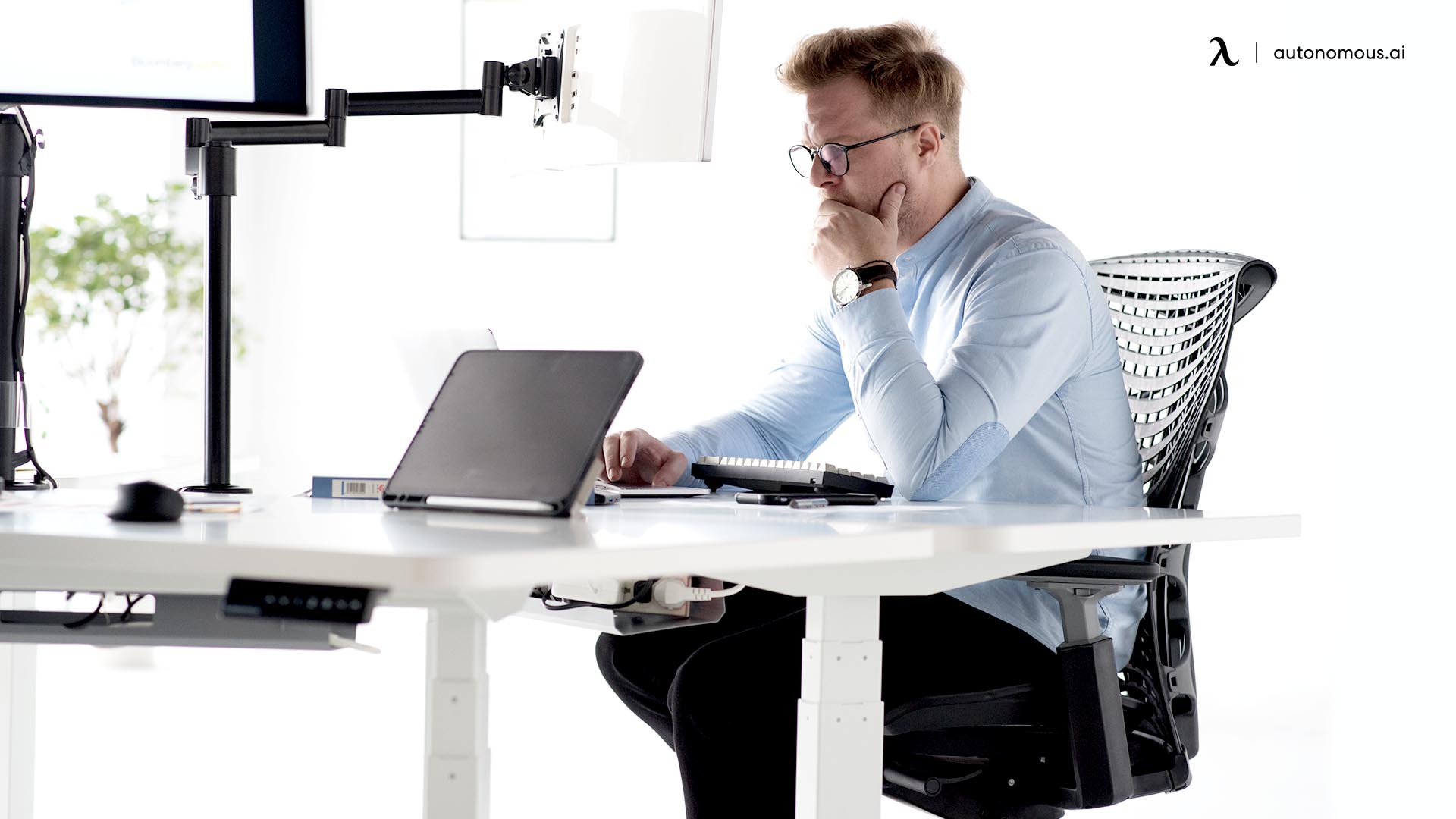 computer desk height While Seated