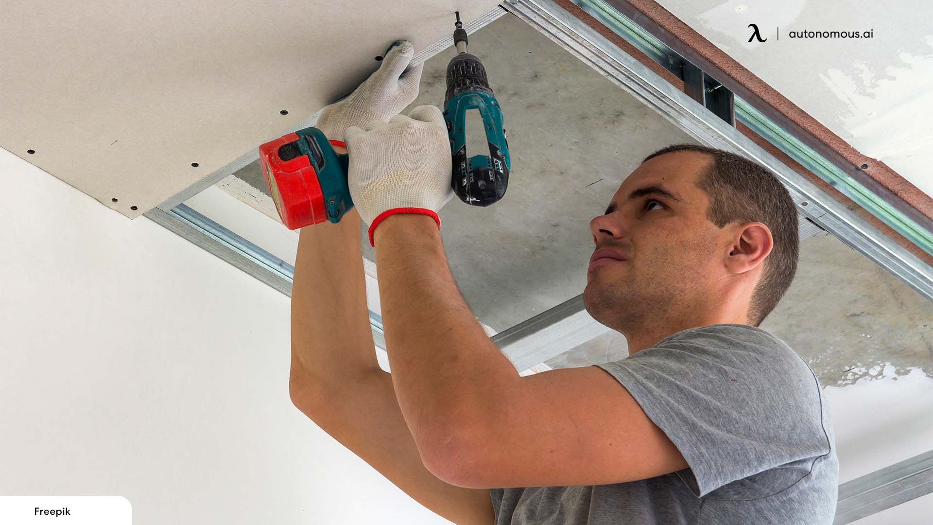 Work on the Ceiling of the soundproof gaming booth