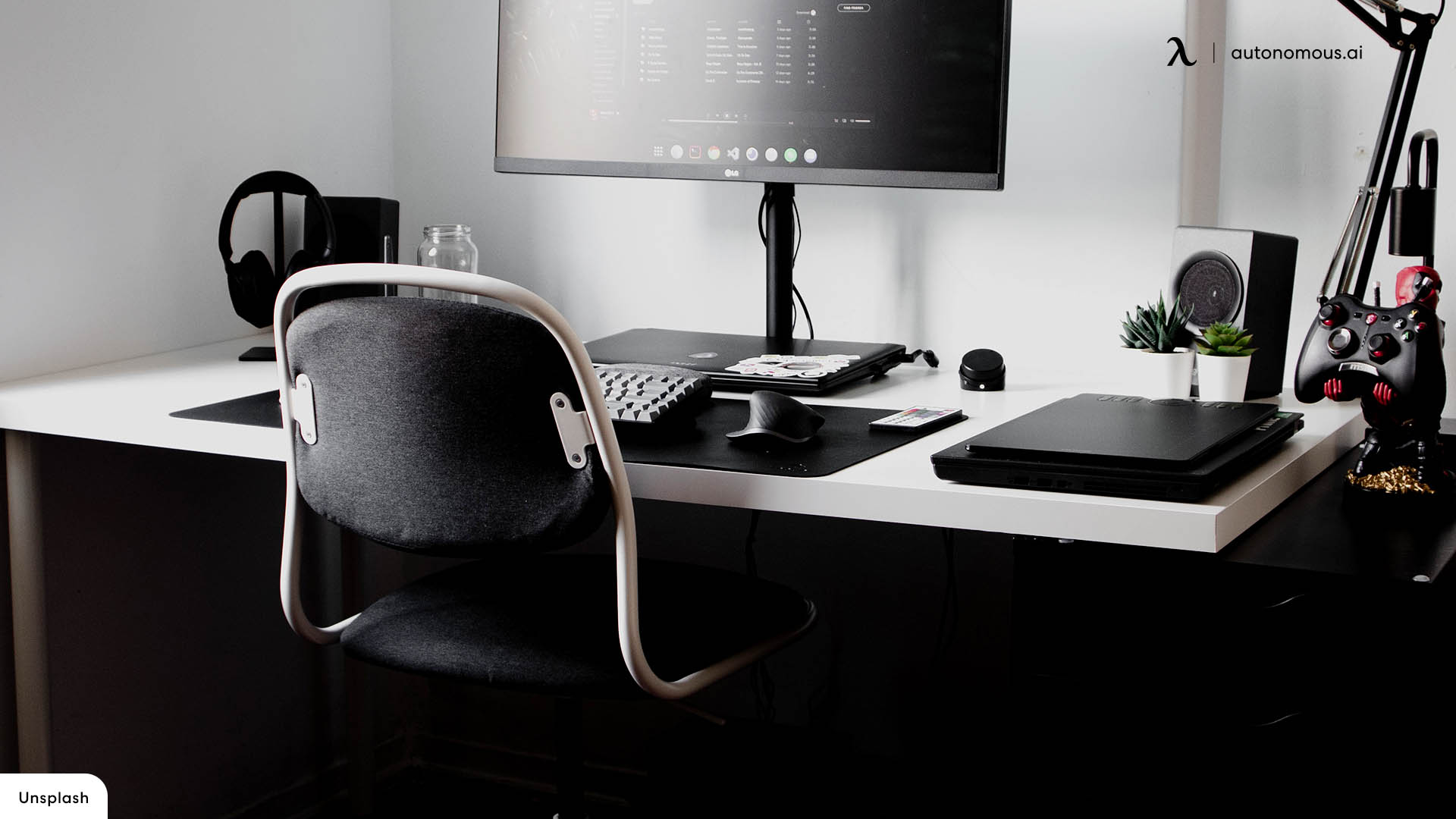 Keep things Simplistic black desk decor