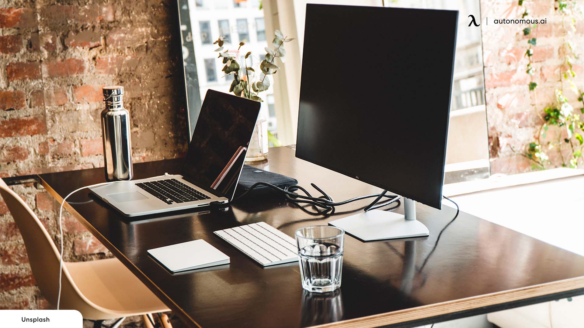 The Pros and Cons of Wood Desk Top