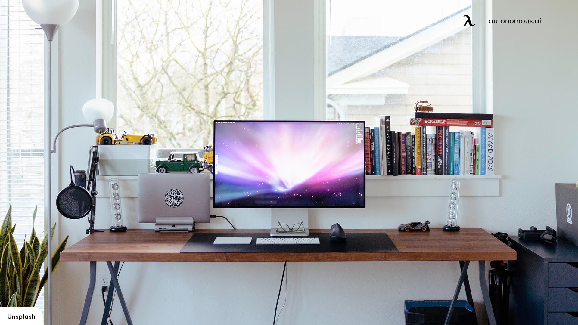 Pros and Cons of Placing a Desk Against the Window