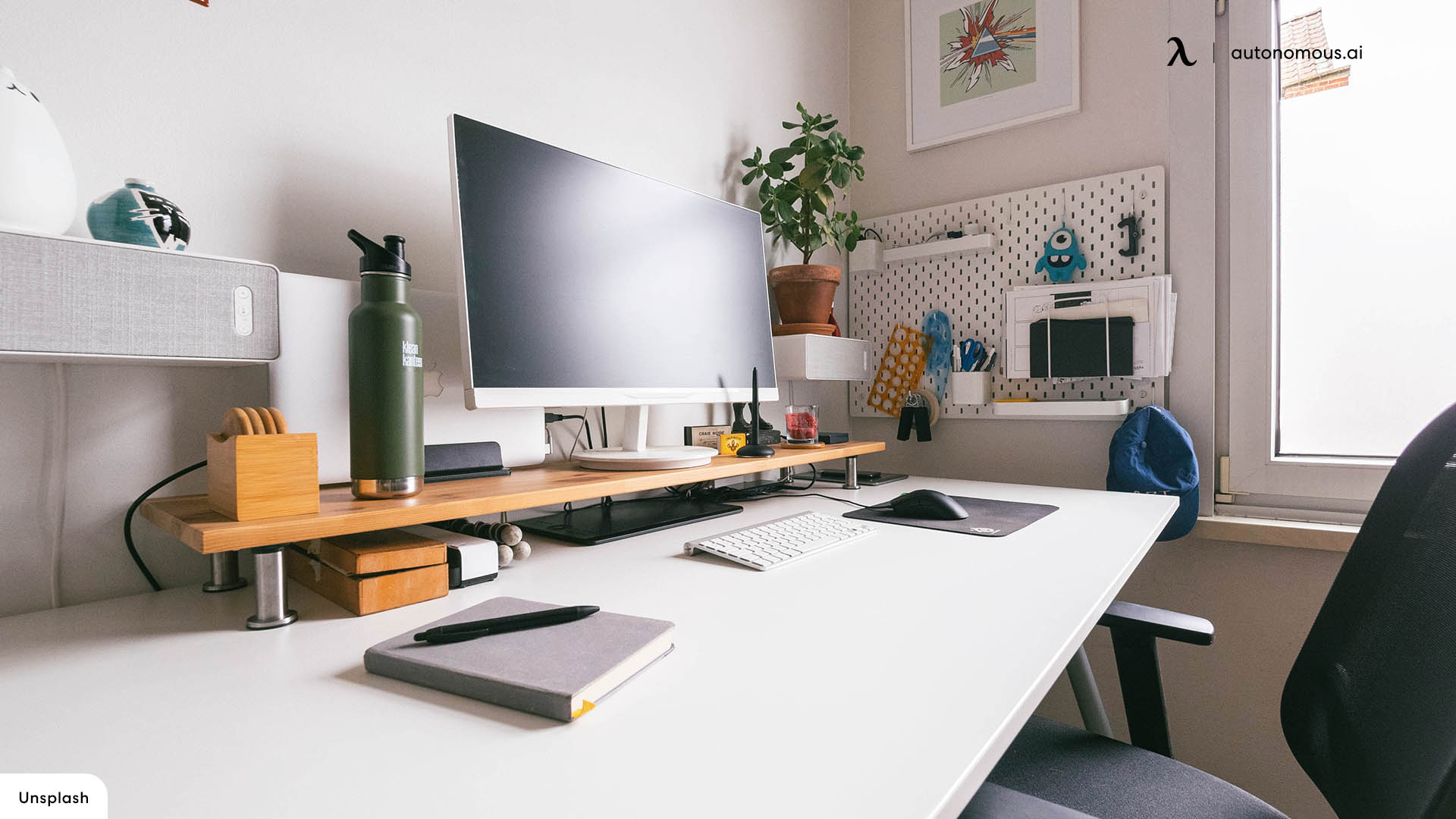 19 Aesthetic Desk Decor Ideas That'll Make You Actually Want To