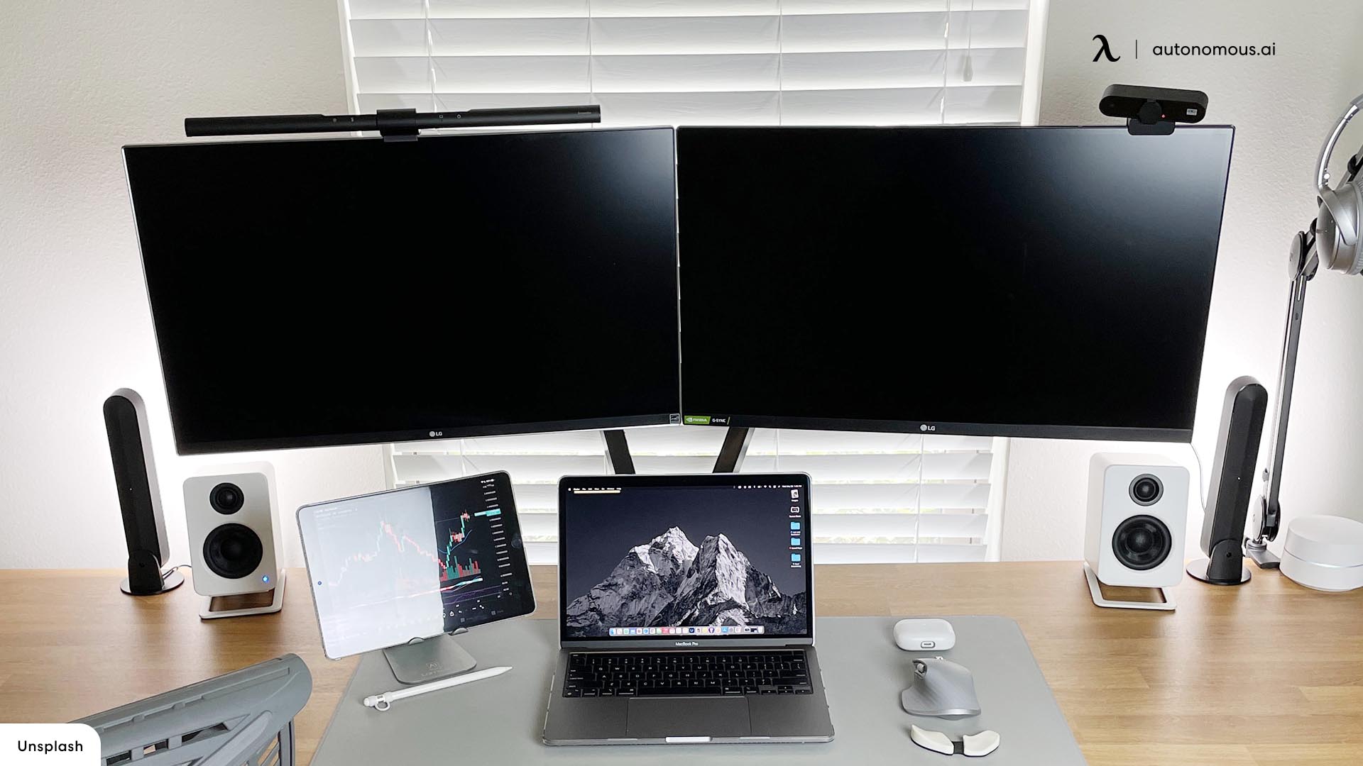 Monitors in small room computer setup