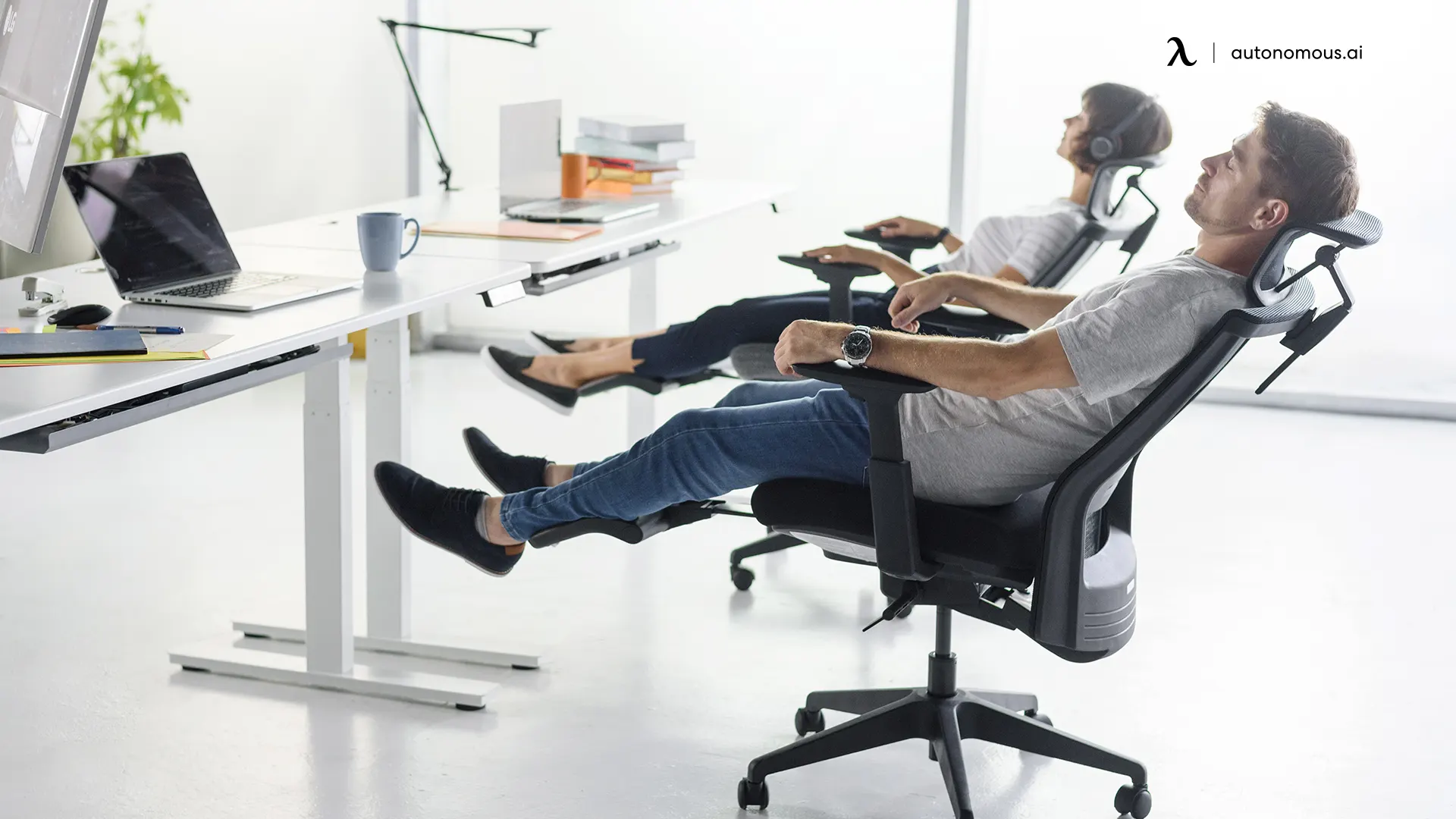 https://cdn.autonomous.ai/static/upload/images/common/upload/20221019/18-Most-Comfortable-Office-Chairs-for-Long-Hour-Sitting000020f485b4084.webp