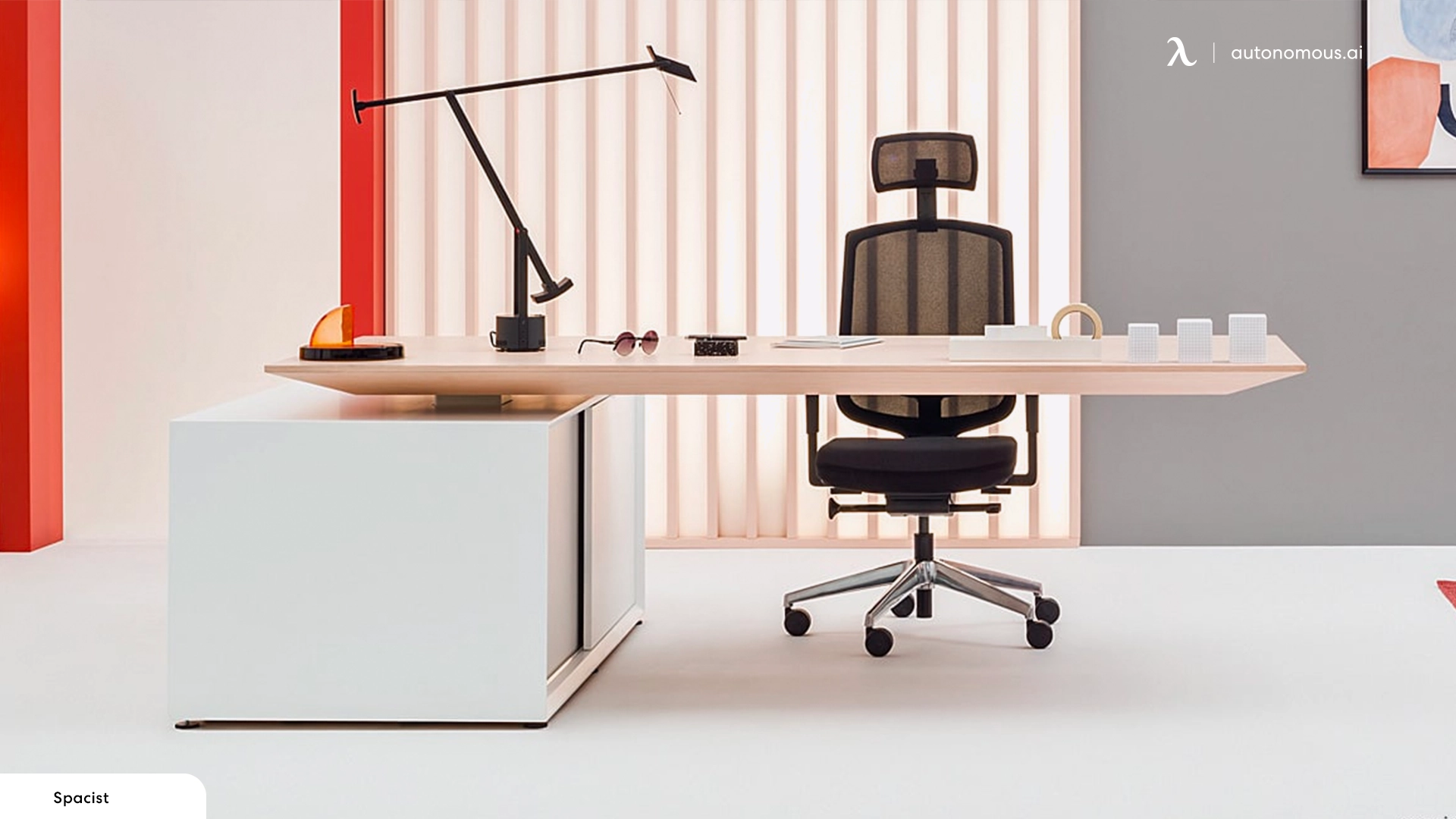 Key Components of an Executive Desk Set