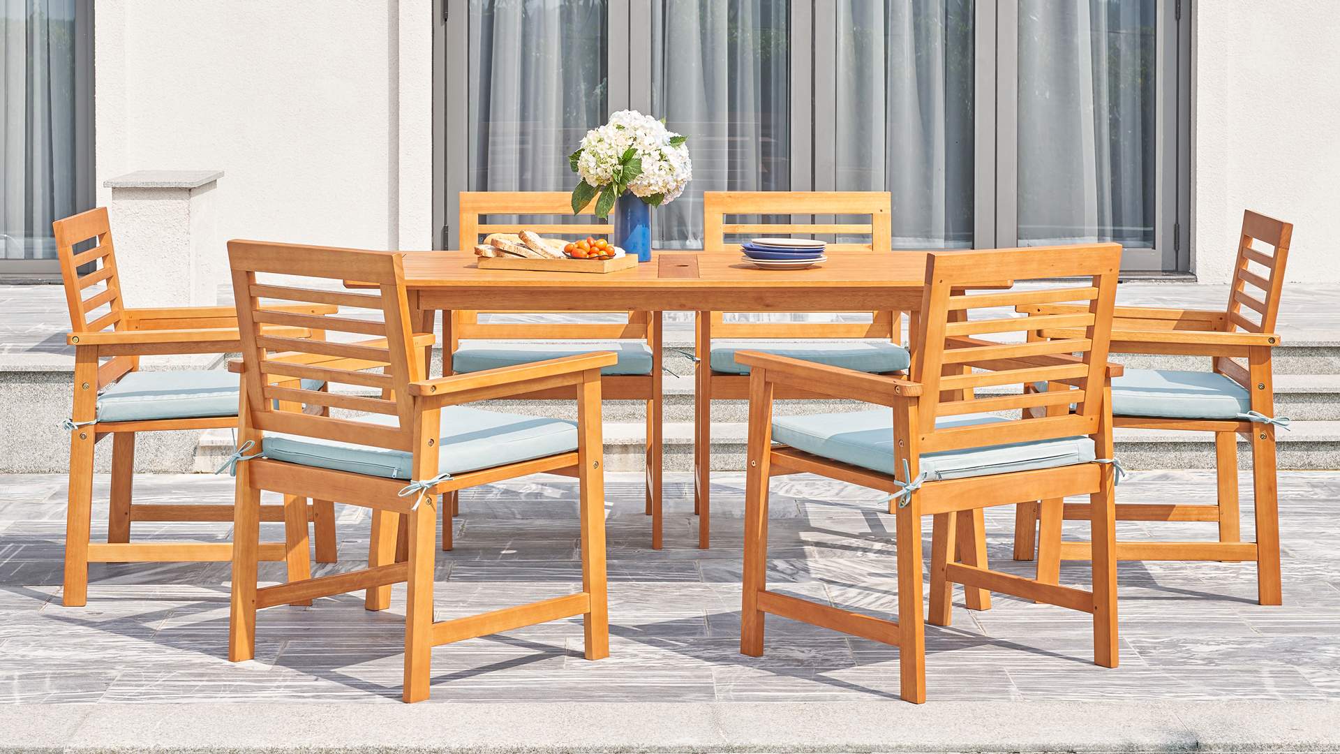 Set of 6 chairs + 1 table
