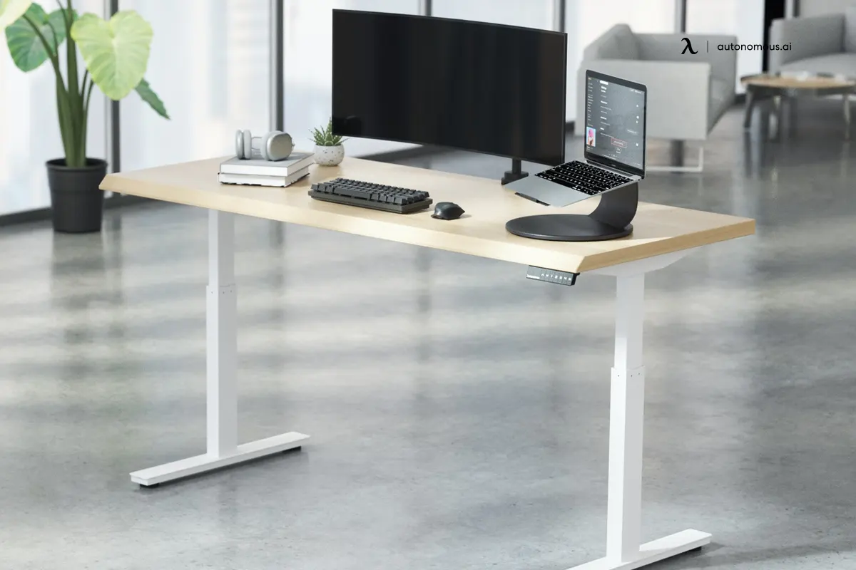 Here Are 20 of the Best 70-inch Desks for Large Rooms