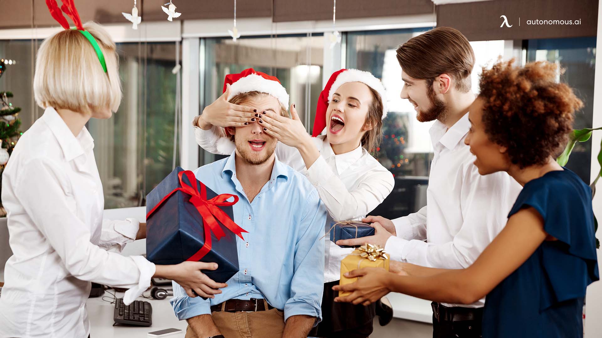 8 Best Office Christmas Gifts for Office Workers