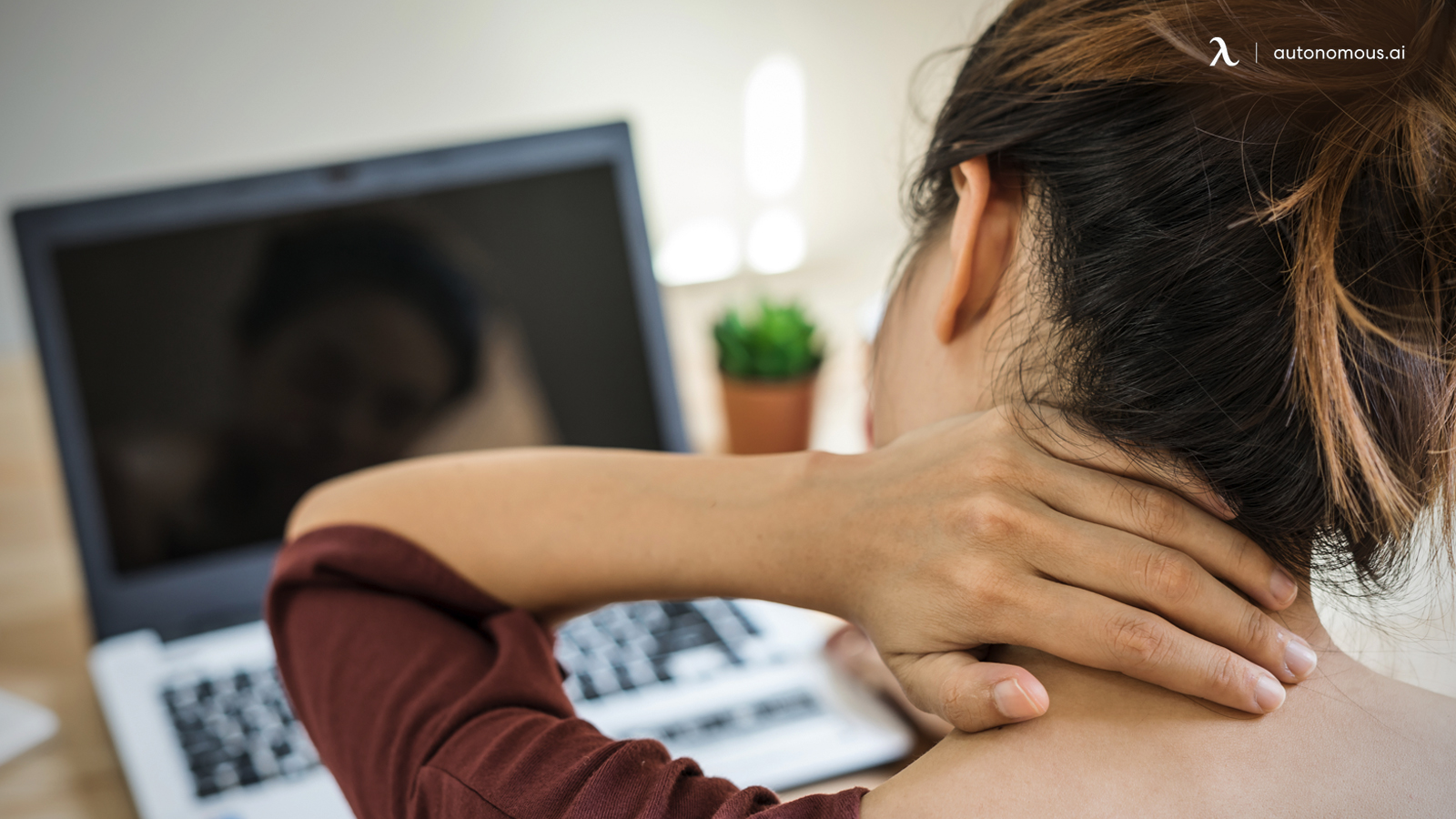 How Ergonomic Chairs Help with Neck Pain at Work