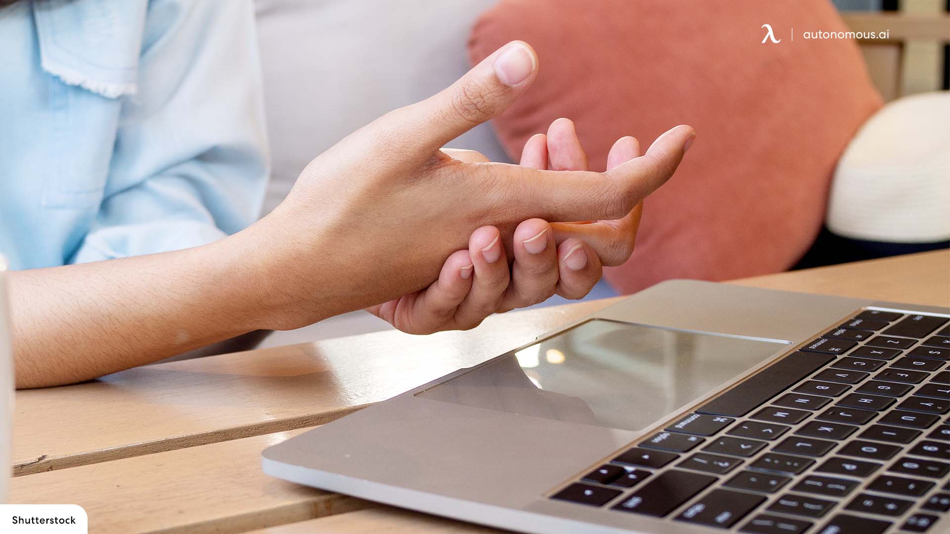 Numbness in Fingers: Causes to Avoid at the Workplace