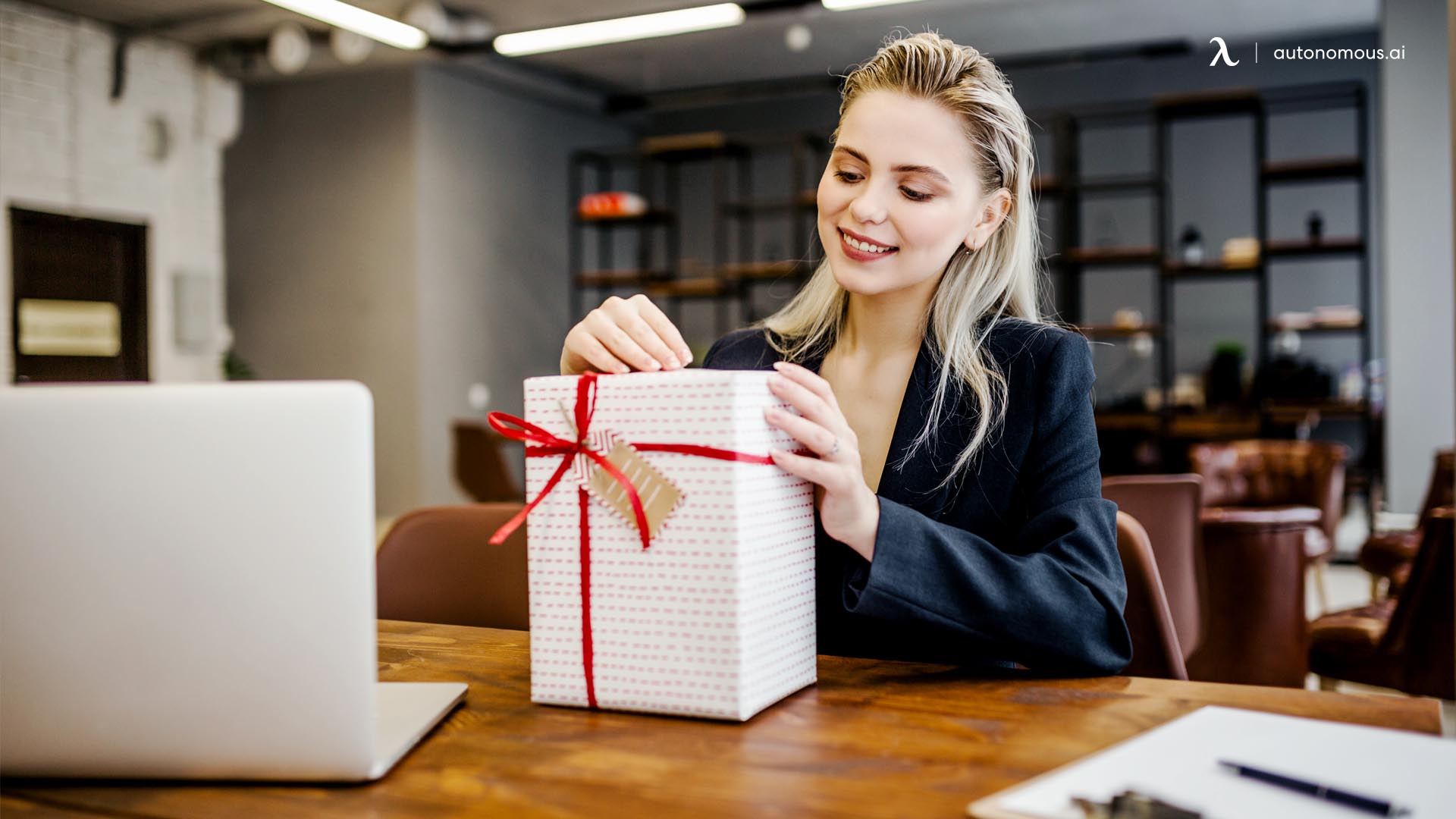 Seven Thoughtful & Professional Gifts for Your Female Boss in 2022